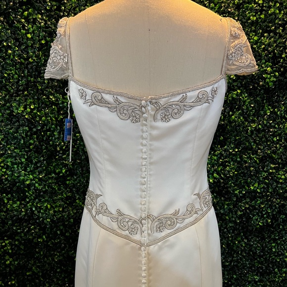 Wedding gown NWOT - Picture 3 of 12